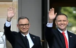 Le nouveau président polonais Karol Nawrocki (d) et son prédécesseur Andrzej Duda lors d'une cérémonie d'investiture officielle au palais présidentiel le 6 août 2025 à Varsovie