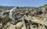 Un habitant cherche des affaires à récupérer dans les ruines des maisons après un séisme dans la province de Paktika, le 24 juin 2022 en Afghanistan
