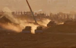 Des véhicules de l'armée israélienne sont déployés sur une position près de la frontière d'Israël avec la bande de Gaza, le 6 mai 2025