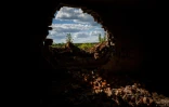 Dans une maison détruite par les combats à Bikvitne, près de Kharkiv, dans l'est de l'Ukraine, le 20 mai 2022
