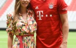 Le défenseur français Lucas Hernandez avec sa femme Amelia Llorente lors de la présentation du joueur au Bayern, le 8 juillet 2019 à Munich