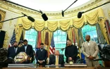 Le président américain Donald Trump reçoit les combattants de MMA avant l'événement "UFC Freedom 250" dans le Bureau ovale de la Maison Blanche, le 6 mai 2026 à Washington
