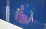 Privée de court de tennis, une joueuse fat mine de travailler son coup de raquête dans sa chambre d'hôtel à Melbourne, le 18 janvier 2021