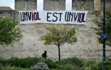 Une banderole "Un viol est un viol" installée près du tribunal d'Avignon où se déroule le procès Pelicot, le 16 octobre 2024