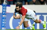 L'ailier Yoann Huget inscrit le 2e essai pour le XV de France face aux Samoa Ă Toulouse, le 12 novembre 2016