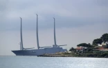 Le Sailing yacht A, dit le "White Pearl" (la perle blanche), plus grand voilier privé du monde, propriété du milliardaire russe Andrei Melnichenko, près d'Antibes le 3 juillet 2020