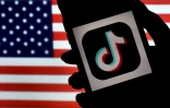 Un smartphone avec le logo de TikTok devant le drapeau américain, à Arlington (Virginie) le 3 août