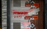 Une marque rouge sur la porte d'une maison dans le cadre d'un projet de rénovation urbaine du bidonville de Dharavi, le 8 juillet 2025 à Bombay, en Inde