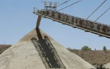 Du phosphate est extrait puis acheminé vers une zone de stockage dans la mine de phosphate à ciel ouvert de Sidi Chennane,  près de Khouribga, dans l'ouest du Maroc, le 30 juin 2026 