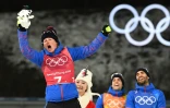 La biathlète Marie Dorin exulte sur le podium après avoir remporté la médaille d'or au relais mixte par équipes, lors des JO, le 20 février 2018 à Pyeongchang