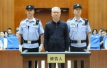 Photo fournie par le Tribunal populaire intermédiaire de Shenzhen, le 20 août 2026, montrant le fondateur d'Evergrande, Xu Jiayin (c), lors d'un procès à Shenzhen, dans la province du Guangdong, dans le sud de la Chine