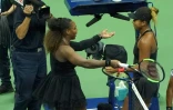 Naomi Osaka (d) et Serena Williams (g) Ă la fin de la finale dames de l'US Open, samedi Ă New York.