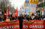 Des leaders syndicaux marchent derrière une banderole "L'éducation en danger" lors d'un rassemblement à l'appel des syndicats de l'enseignement français, à Paris le 1er février 2024