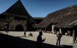 Dans la cour du château du Clos de Vougeot, le 29 mai 2020