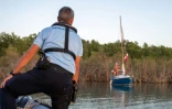 Des gendarmes en patrouille lors d'une opération de prévention contre les bivouacs illégaux susceptibles de provoquer un départ de feu, le 8 août 2026 autour du lac de Sainte-Croix, aux portes des Gorges du Verdon
