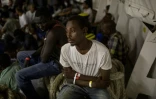 Des migrants le 15 août 2017 sur le pont de l'Aquarius, un navire utilisé par les ONG Médecins Sans Frontières et SOS Méditerranée pour ramener en Europe des migrants secourus en mer Méditerranée 