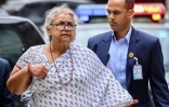 La Première ministre du Népal Sushila Karki arrive dans un hôpital pour rendre visite aux blessés des émeutes, le 13 septembre 2025 à Katmandou