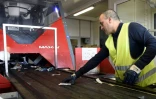 Un agent de Veolia vérifie le tri effectué par le robot Max AI utilisé sur un site du groupe à Amiens