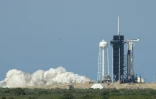 La fusée Falcon 9 de SpaceX avec la capsule Crew Dragon, sur le pas de lancement 39A du centre spatial Kennedy, lors d'un bref allumage statique le 22 mai 2020
