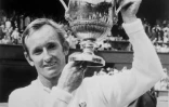L'Australien Rod Laver, vainqueur du tournoi de Wimbledon, le 7 juillet 1969 à Londres, et seul tennisman à avoir remporté les 4 tournois du Grand Chelem  calendaire à deux reprises (1962, 1969) 