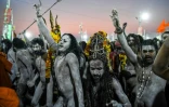 Des ascètes hindous couverts de cendres marchent en procession après avoir pris un bain au confluent des fleuves sacrés du nord de l'Inde durant le festival Kumbh Mela à Allahabad le 15 janvier 2019