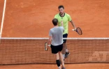 Le Suisse Stanislas Wawrinka félicite le Kazakh Alexander Bublik, après sa victoire, 3-6, 7-5, 6-2, le 11 avril 2022 au 1er tour du Masters 1000 de Monte-Carlo