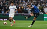 L'attaquant de l'Atalanta Gianluca Scamacca (d) ouvre la marque contre l'OM, le 2 mai 2024 au Stade Vélodrome