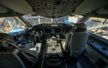 Le cockpit d'un Boeing 787 de la compagnie United Airlines à l'aéroport international de Newark, le 9 mars 2023 dans le New Jersey