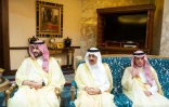 Sur cette photo fournie par le Palais royal saoudien, Khalid ben Salmane, frère de MBS et ambassadeur aux Etats-Unis (GAUCHE) et le ministre des Affaires étrangères Adel al-Jubeir participent à une réunion avec le secrétaire d'Etat américain Mike Pompeo le 29 avril 2018
