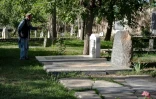 Le gardien Aynullah Rahimi devant des tombesd 'étrangers au cimetière britannique à Kaboul, le 22 mai 2025 en Afghanistan 