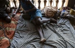 Un toxicomane enchainé pendant son sevrage dans un centre informel de réhabilitation, à la périphérie de Freetown, le 26 avril 2025 en Sierra Leone