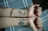 Andry Hernandez, libéré d'une prison au Salvador, montre les tatouages sur ses poignets lors d'une interview chez lui dans le village de Capacho, dans l'État de Tachira, le 25 juillet 2025 au Venezuela