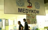 Des internes polonais font une grève de la faim afin de réclamer pour leur secteur une hausse massive de financement, à Varsovie, le 27 octobre 2017