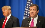 Le gouverneur du New Jersey Chris Christie (d) et le candidat à l'investiture républicaine Donald Trump, lors d'une réunion électorale à Fort Worth, le 26 février 2016