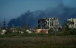 De la fumée s'élève du site de l'aciérie Azovstal, à  Marioupol (Ukraine) le 29 avril 2022