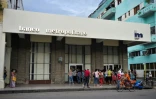 Des Cubains font la queue devant une banque pour changer de l'argent, le 14 septembre 2020 à La Havane