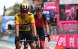 Le Slovène de la Jumbo-Visma Primoz Roglic (G) et le Britannique d'Ineos Geraint Thomas à l'arrivée de la 8e étape du Tour d'Italie, le 13 mai 2023 à Fossombrone