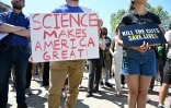Des étudiants et des chercheurs rassemblés lors d'une manifestation contre les coupes budgétaires de l'administration Trump sur la recherche, la santé et l'enseignement supérieur à l'Université UCLA, à Los Angeles, le 8 avril 2025 en Californie