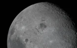 Image diffusée le 7 avril 2026 par la Nasa montrant la Lune, avec le bassin Oriental visible en son centre, et une tache noire de lave ancienne, observée depuis le vaisseau spatial Orion le 6 avril 2026