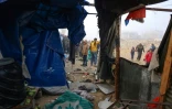 Des Palestiniens observent les restes d'un abri détruit après une frappe israélienne, près de l'hôpital Nasser de Khan Younès, dans le sud de la bande de Gaza, le 17 janvier 2025 