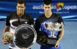 Jo-Wilfried Tsonga pose avec le plateau de finaliste à côté de Novak Djokovic après sa défaite en finale de l'Open d'Australie contre le Serbe le 27 janvier 2008 à Melbourne