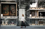 Une visiteuse regarde les oeuvres d'art exposées à la Storehouse du Victoria et Albert Museum, dans l'est de Londres, le 12 juin 2025