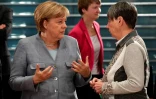 Angela Merkel et la ministre de l'environnement allemande Barbara Hendricks, avant un "sommet des maires" des grandes villes allemandes, à Berlin, le 28 novembre 2017