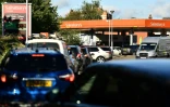 Des automobilistes font la queue à une station-services, le 24 septembre 2021 à Tonbridge, dans le Sud de l'Angleterre 