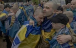Des prisonniers de guerre ukrainiens libérés par la Russie dans le cadre d'un échange de prisonniers, dans la région de Tcherniguiv, en Ukraine, le 15 mai 2026 