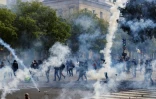 Heurts entre manifestants et forces de l'ordre, et jets de gaz lacrymogènes en marge du défilé du 1er mai à Paris