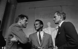Burt Lancaster (g), Harry Belafonte et Charlton Heston, au mémorial Lincoln de Washington durant la marche des droits civiques du 28 août 1963