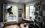 Le freerunner français Johan Tonnoir devant la fenêtre de son appartement le 28 avril 2020 à Paris