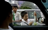 Des enfants vendent des fleurs dans la rue à Rangoun, le 20 octobre 2015