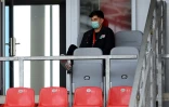 Kai Havertz, le milieu de terrain blessé du Bayer Leverkusen, portant un masque, dans les tribunes lors du match de Bundesliga entre le Bayer Leverkusen et le Bayern Munich le 6 juin 2020 à Leverkusen en Allemagne.